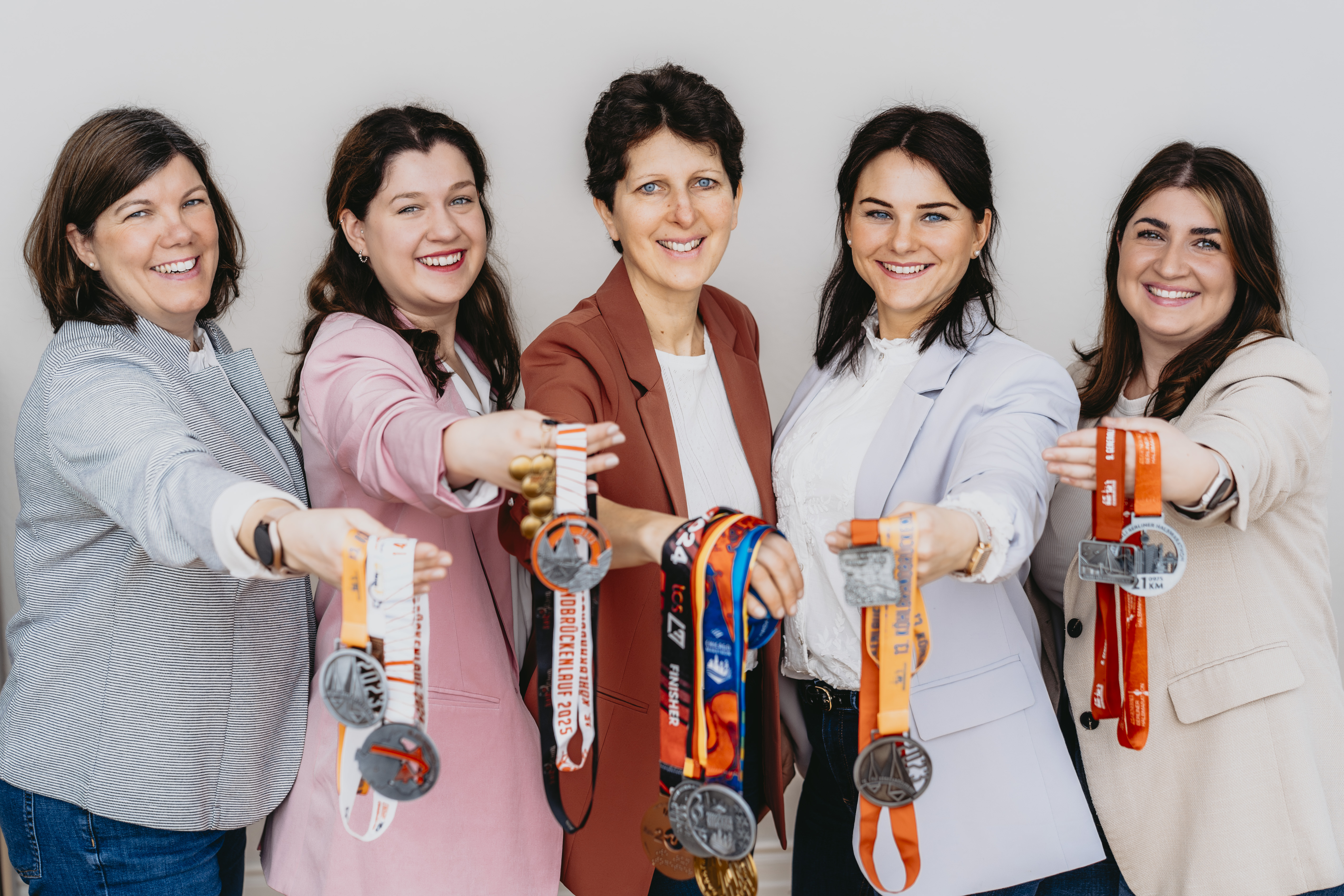 Gruppenfoto Universal Reisen und Marathon Sport mit Medallien