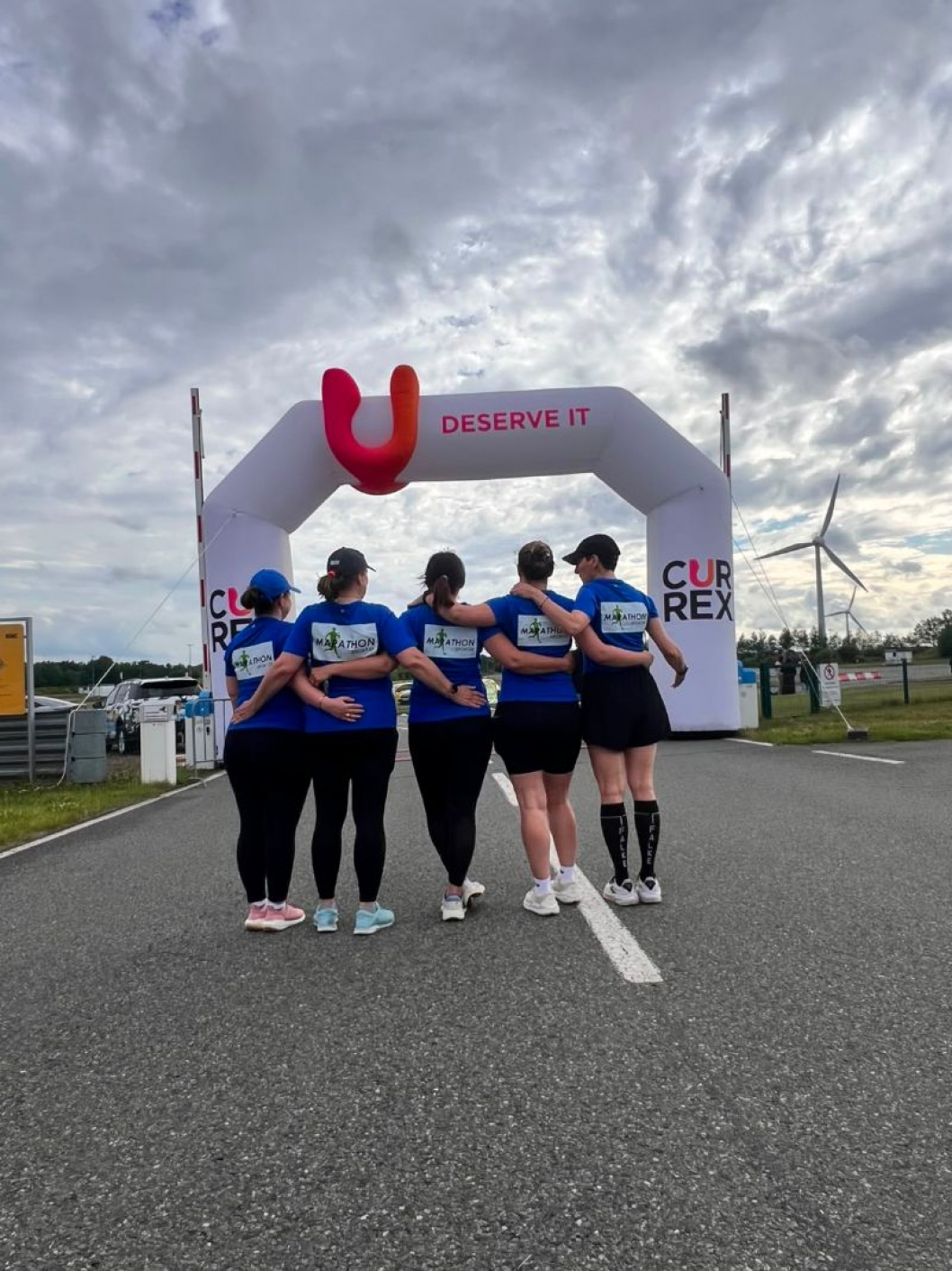 Foto vom Team von Hinten vor dem Startbogen